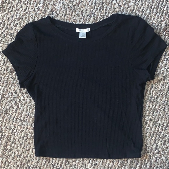 Tops - Cropped black ribbed t shirt